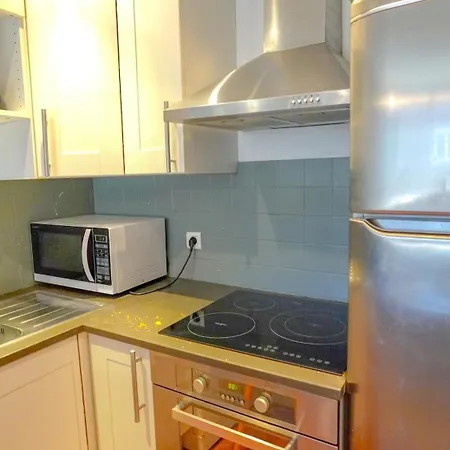 New Sunny Flat Near Montorgeuil