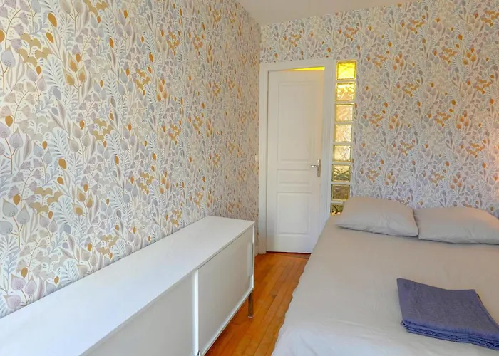 New Sunny Flat Near Montorgeuil Parijs